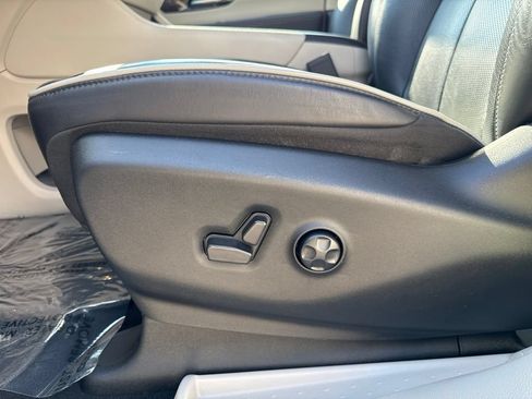 Used 2023 Chrysler Pacifica Limited AWD/4WD image 23