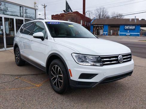 Used 2021 Volkswagen Tiguan SE w/ Panoramic Sunroof Package image 7