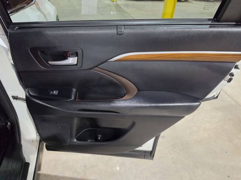 Used 2019 Toyota Highlander Limited Platinum AWD/4WD image 34