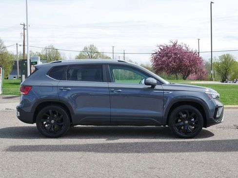 Certified 2023 Volkswagen Taos SE w/ Panoramic Sunroof Package AWD/4WD image 8