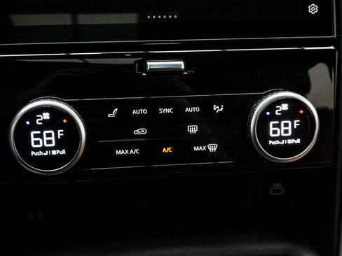 Used 2024 Land Rover Discovery Dynamic SE image 21