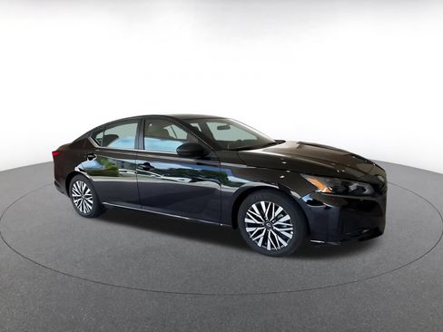 Used 2026 Nissan Altima 2.5 SV FWD image 2