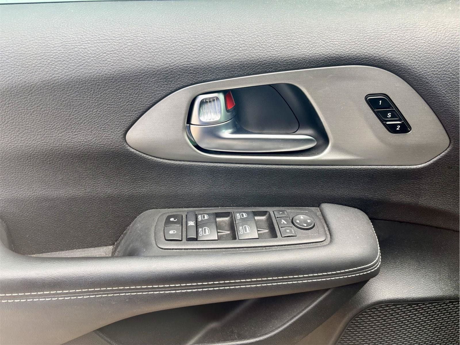 Used 2024 Chrysler Pacifica Limited w/ S Appearance Package FWD image 13