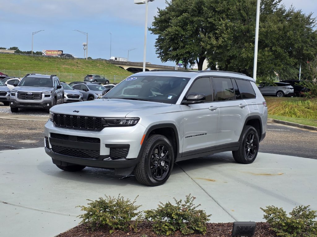 Used 2025 Jeep Grand Cherokee L Altitude RWD image 7