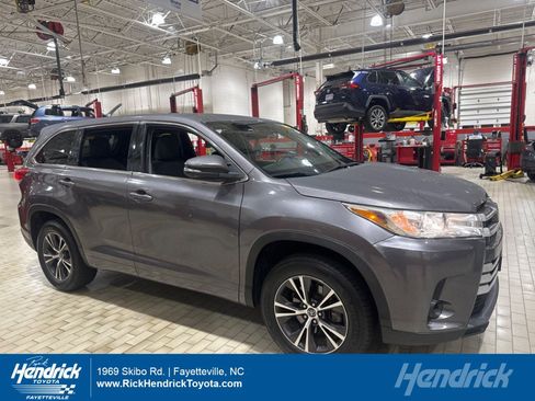 Used 2017 Toyota Highlander LE FWD image 1