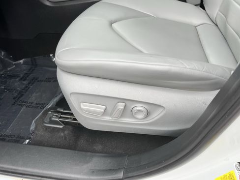 Used 2024 Toyota Highlander XLE image 16