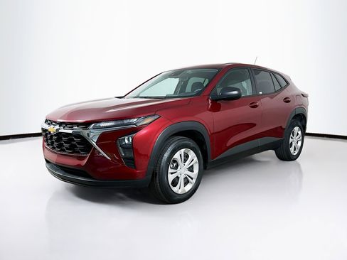 Used 2025 Chevrolet Trax LS image 3