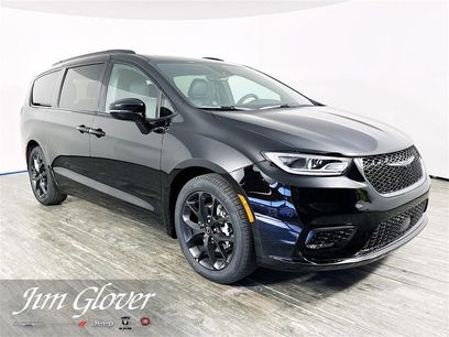 New 2026 Chrysler Pacifica Select