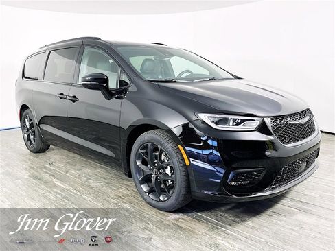 New 2026 Chrysler Pacifica Select image 1