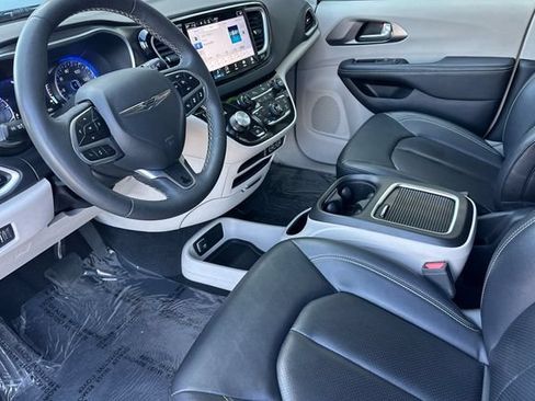 Used 2024 Chrysler Pacifica Touring-L FWD image 11