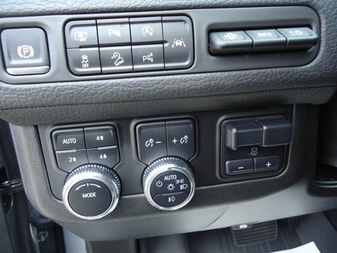 Used 2024 GMC Yukon Denali w/ Advanced Technology Package AWD/4WD image 15