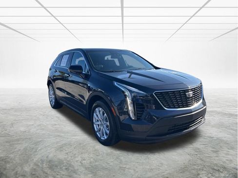 Used 2023 Cadillac XT4 Luxury w/ Cold Weather Package FWD image 2