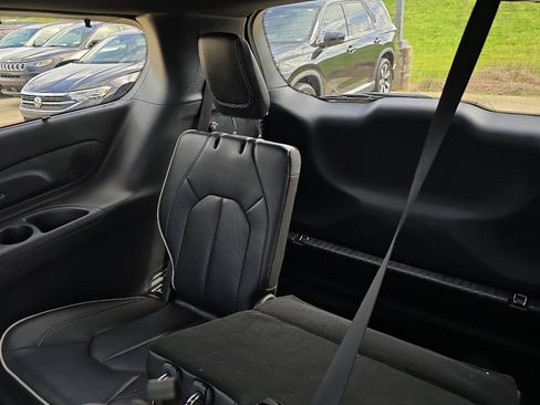 Used 2025 Chrysler Pacifica Limited FWD image 19