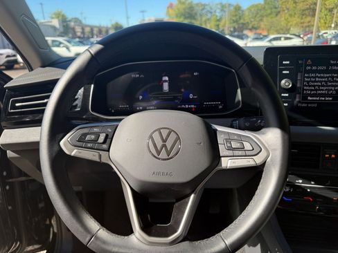 Used 2025 Volkswagen Jetta SE image 28