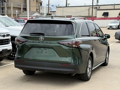 Used 2026 Toyota Sienna LE FWD image 4