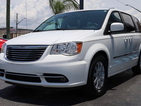 Used 2014 Chrysler Town & Country Touring FWD image 2