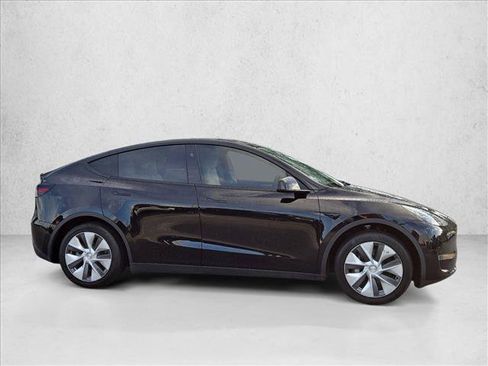 Used 2024 Tesla Model Y 2WD image 4