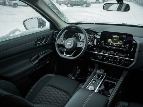 New 2025 Nissan Pathfinder SV image 16