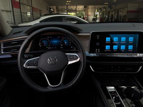 Used 2026 Volkswagen Atlas SE FWD image 16