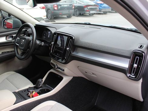 Used 2020 Volvo XC40 T5 Momentum image 6