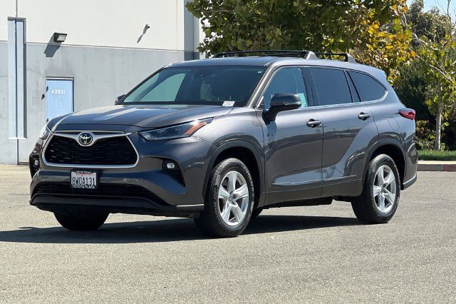 Used 2021 Toyota Highlander LE FWD image 8