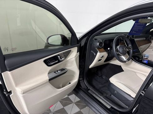 Used 2024 Mercedes-Benz GLC 300 4MATIC image 11