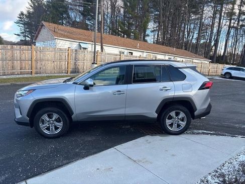 Used 2022 Toyota RAV4 XLE w/ Convenience Package image 12
