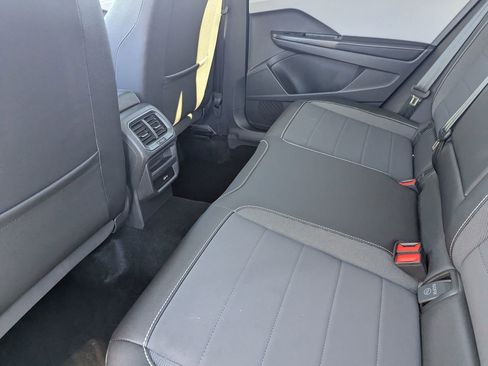 Used 2024 Volkswagen Taos SE w/ Panoramic Sunroof Package FWD image 16