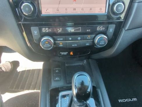 Used 2019 Nissan Rogue SV w/ Premium Package AWD/4WD image 12