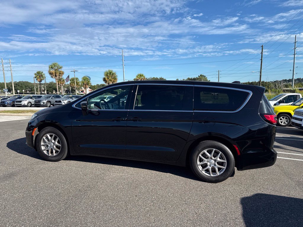 Used 2026 Chrysler Pacifica Select FWD image 4