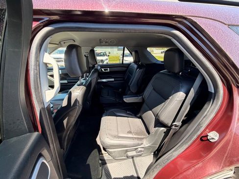 Used 2022 Ford Explorer XLT AWD/4WD image 8