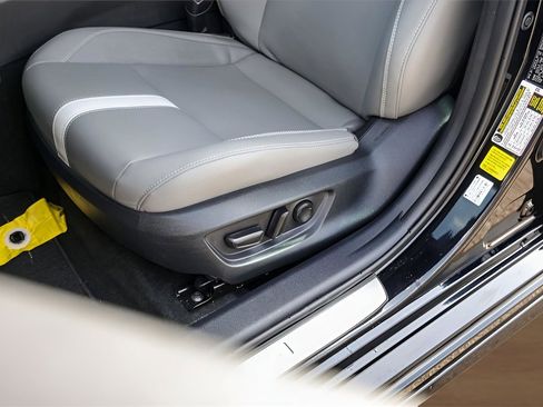 Used 2025 Toyota Camry SE image 8