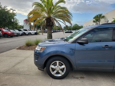 Used 2018 Ford Explorer FWD image 2