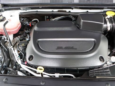 Used 2023 Chrysler Pacifica Touring-L image 31