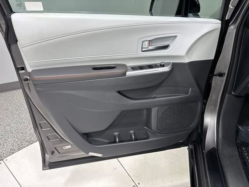Used 2021 Toyota Sienna XSE FWD image 14