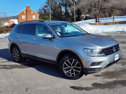 Used 2021 Volkswagen Tiguan SE w/ Panoramic Sunroof Package image 2