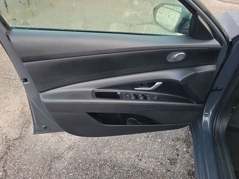 Used 2025 Hyundai Elantra SE FWD image 9
