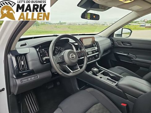 Used 2025 Nissan Pathfinder SV FWD image 10