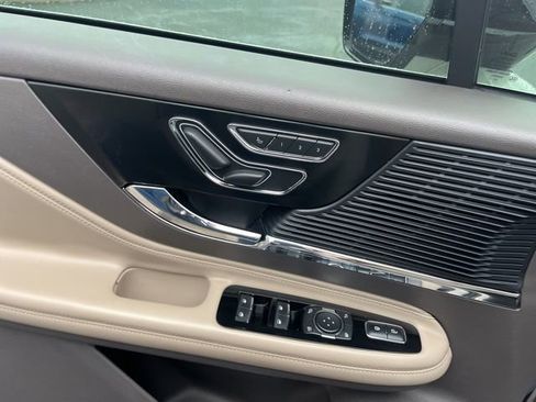 Used 2021 Lincoln Corsair Standard w/ Premium Package image 23