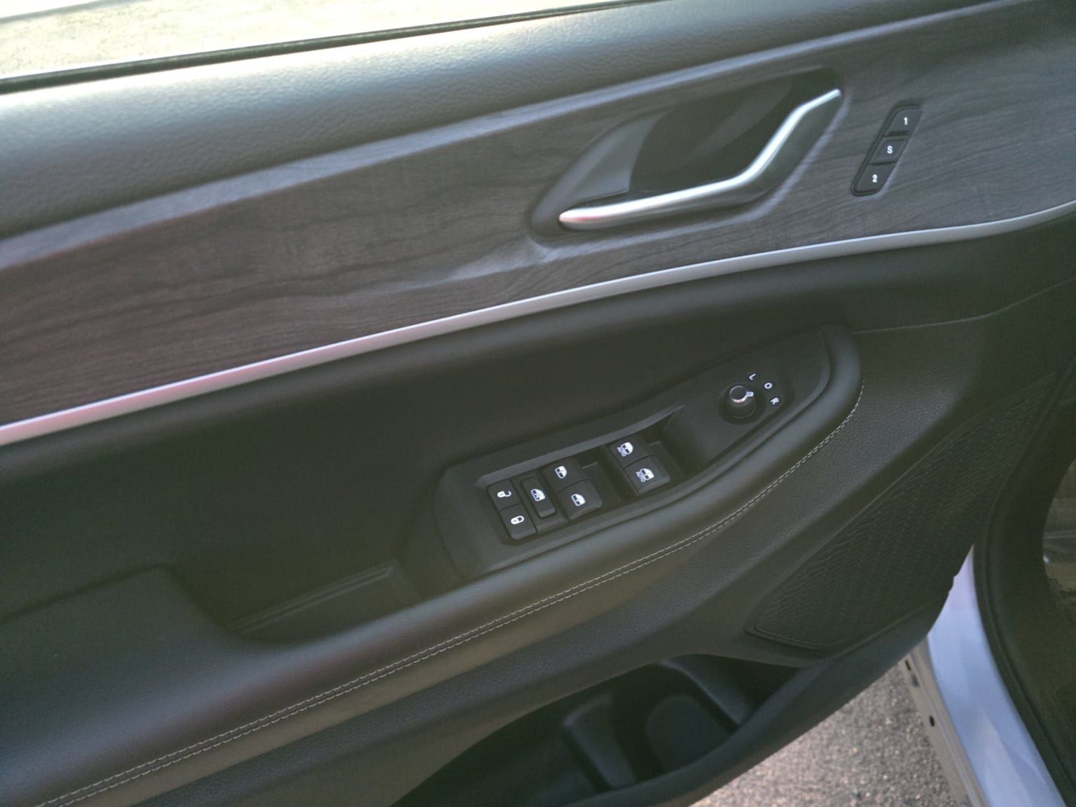 Used 2023 Jeep Grand Cherokee L Limited w/ Black Appearance Package AWD/4WD image 11