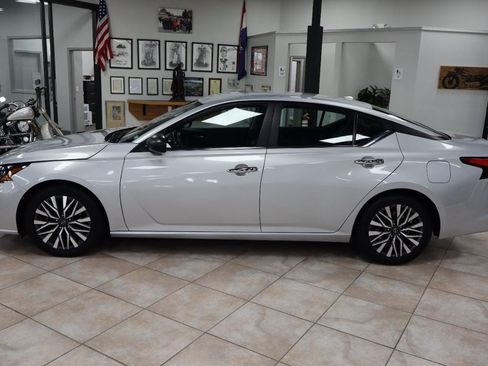 Used 2024 Nissan Altima 2.5 SV FWD image 3