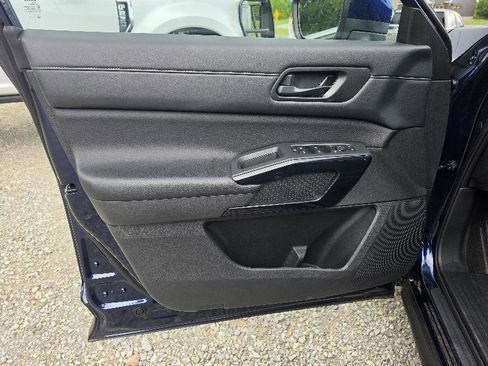 Used 2025 Nissan Pathfinder SV AWD/4WD image 7
