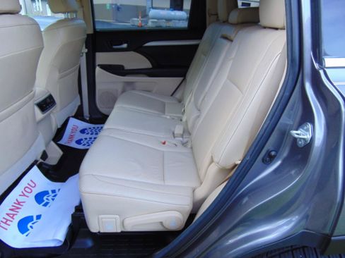 Used 2016 Toyota Highlander XLE FWD image 7