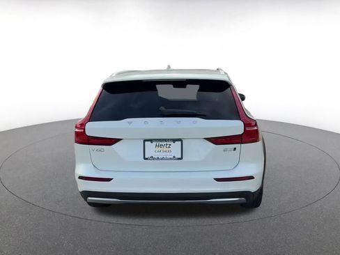 Used 2025 Volvo V60 B5 Cross Country Plus image 12