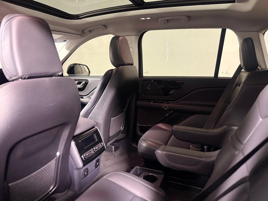 Used 2025 Lincoln Aviator AWD w/ Jet Appearance Package image 24