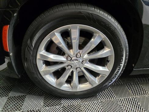 Used 2018 Chrysler 300 Touring L image 32