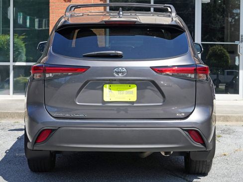 Used 2021 Toyota Highlander XLE FWD image 47
