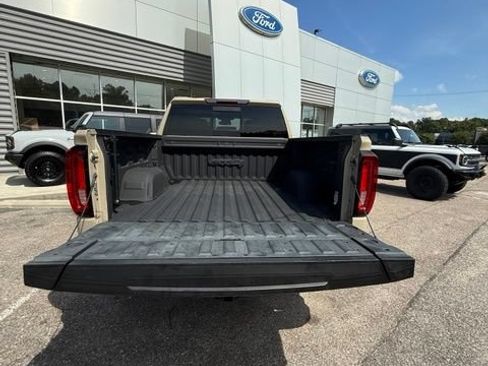 Used 2022 GMC Sierra 1500 AT4 w/ AT4 Preferred Package AWD/4WD image 7
