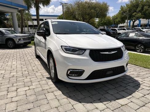 Used 2024 Chrysler Pacifica Touring FWD image 17