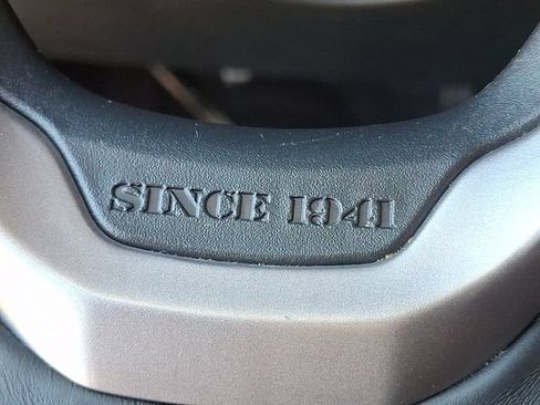 Used 2019 Jeep Grand Cherokee Laredo RWD image 16